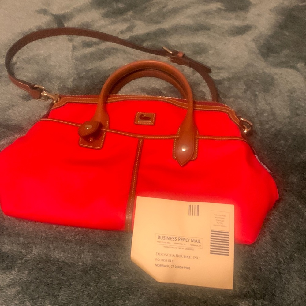 Dooney Bourke med ref blue striped inside.